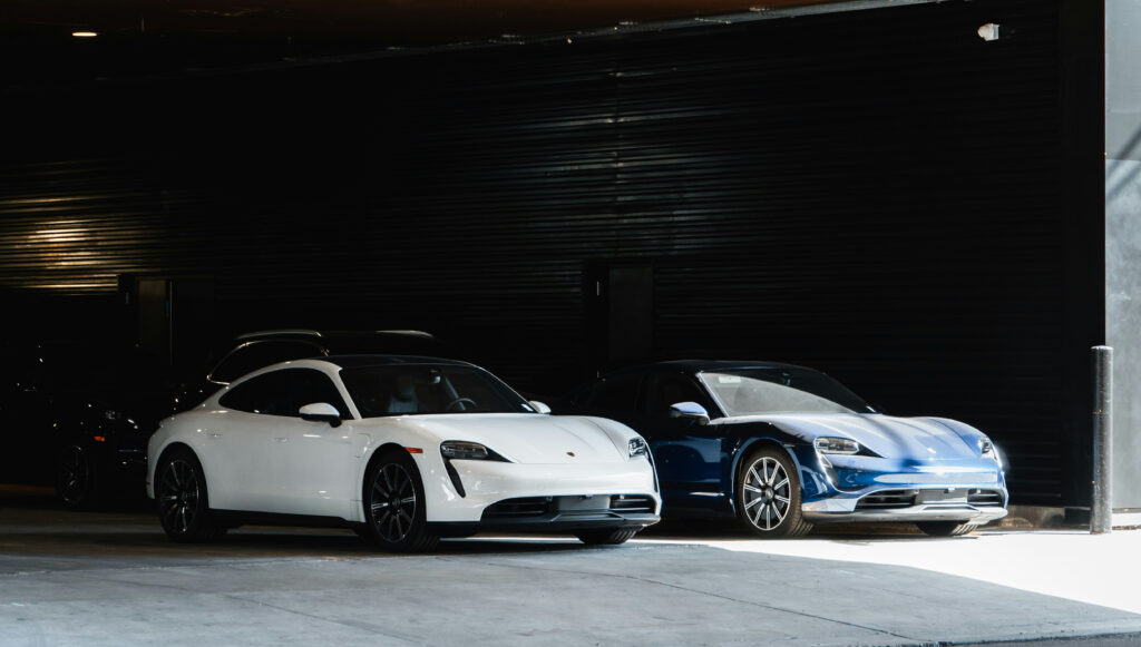 ガレージの中の２台の車