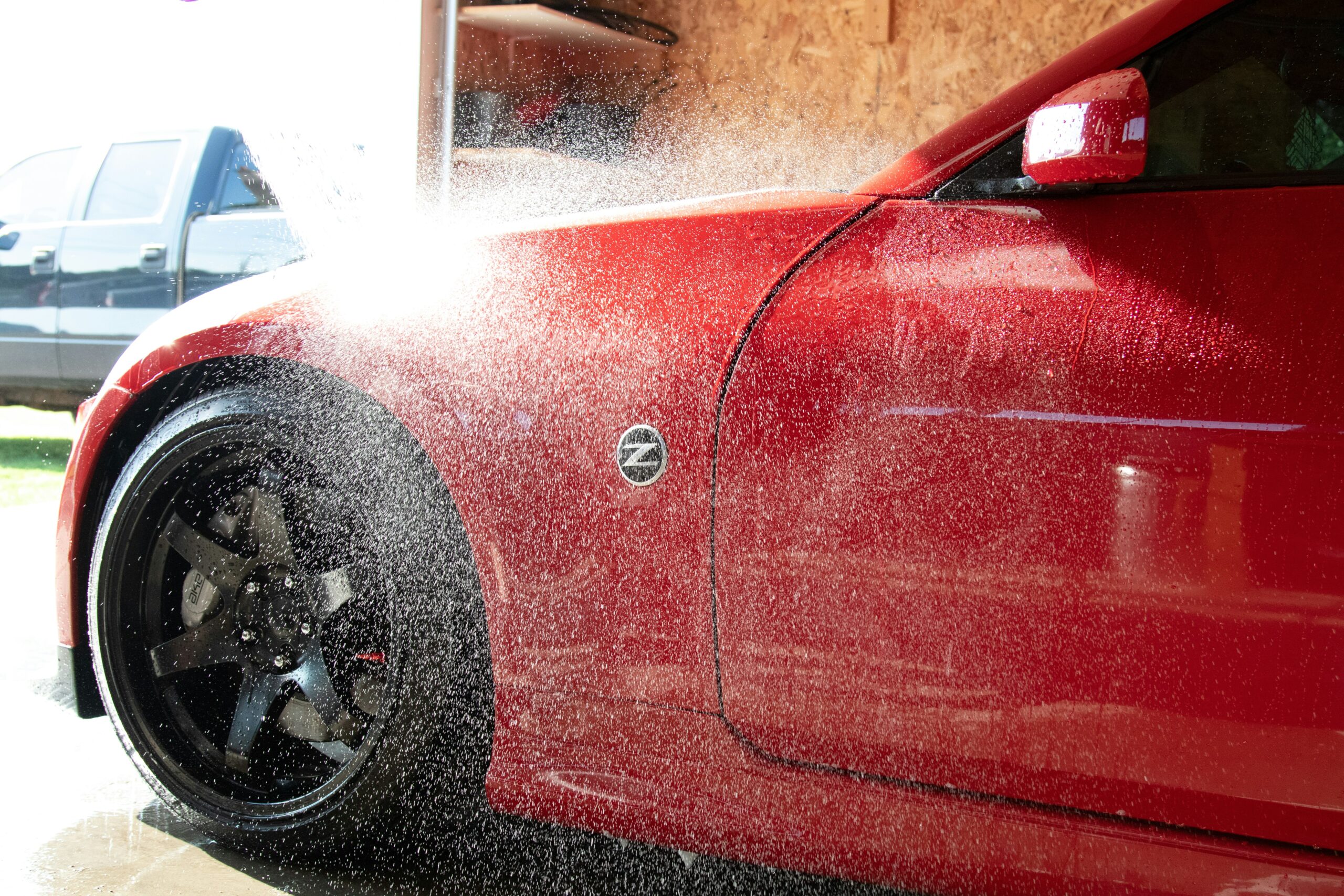 赤い車洗車
