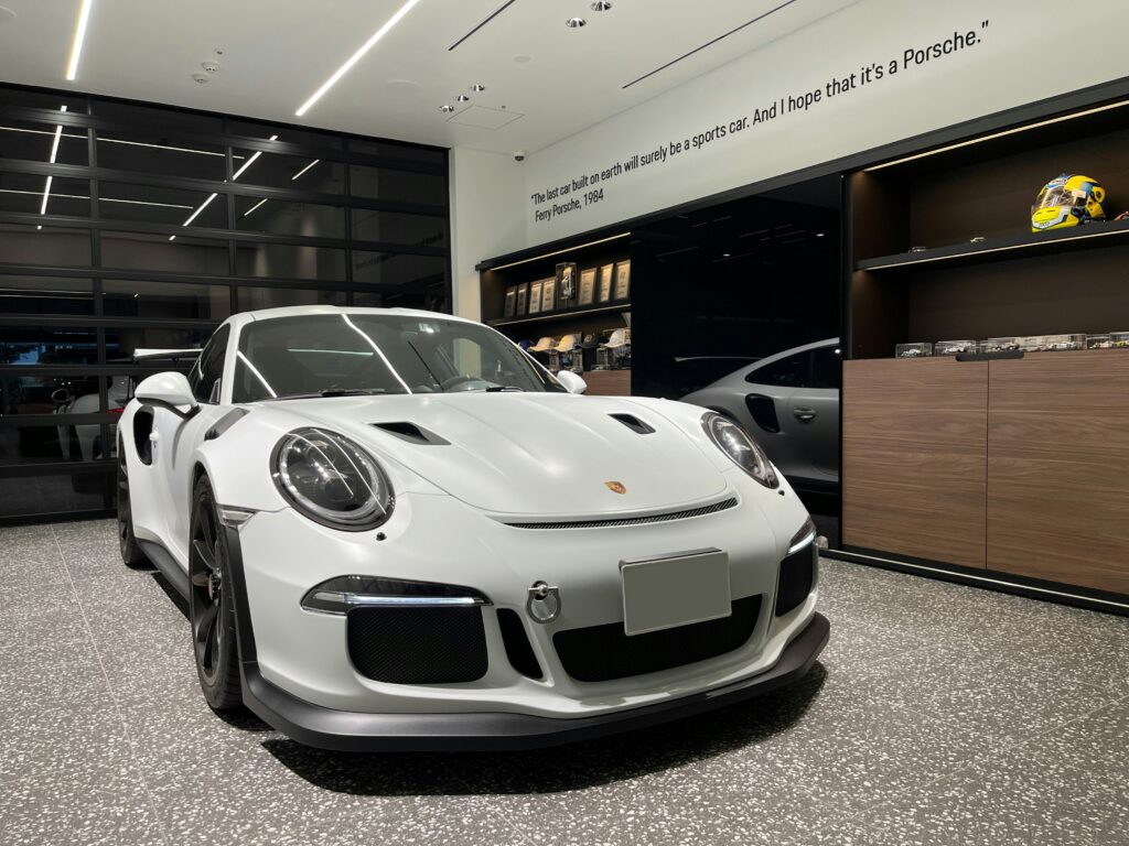 ガレージの中のポルシェGT3