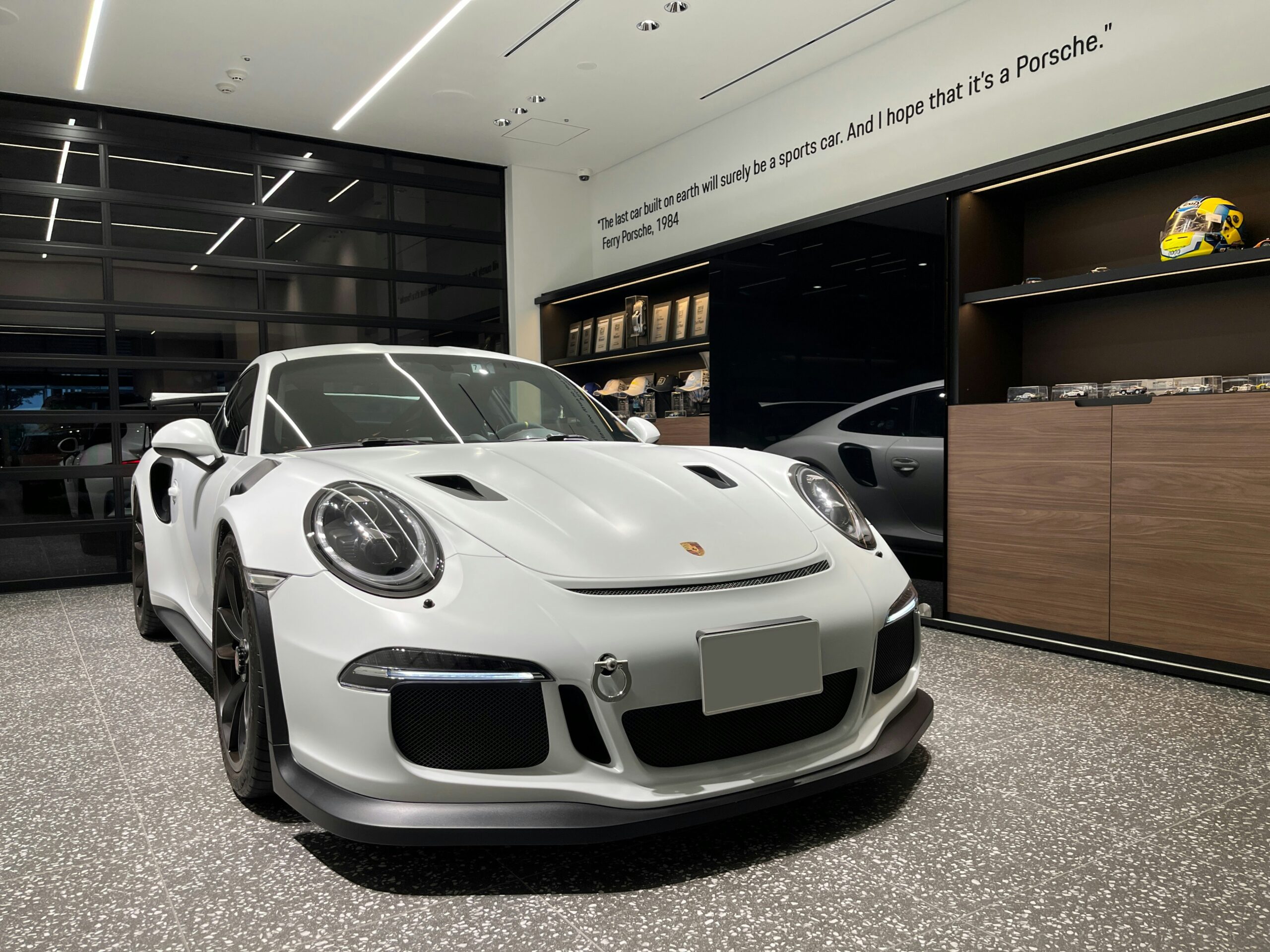 ガレージの中のポルシェGT3